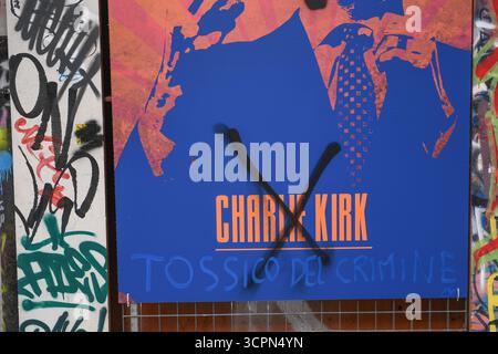 Torino, Italie. 27 septembre 2025. Il murales posizionato in Parco Dora Dedicato a Charlie Kirk vandalizzato a Torino, Italia - Cronaca - sabato 27 settembre 2025 - ( photo Alberto Gandolfo/LaPresse ) la murale située dans le parc Dora dédiée à Charlie Kirk a été vandalisée. Turin, Italie - samedi 27 septembre 2025 - Actualités - ( photo Alberto Gandolfo/LaPresse ) crédit : LaPresse/Alamy Live News Banque D'Images