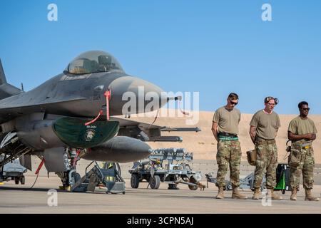 De gauche à droite, Logan Millman, l'aviateur senior de l'US Air Force, le Sgt d'état-major William Taylor et Dimitri Rojas, tous les membres de l'équipage de chargement d'armes assignent Banque D'Images