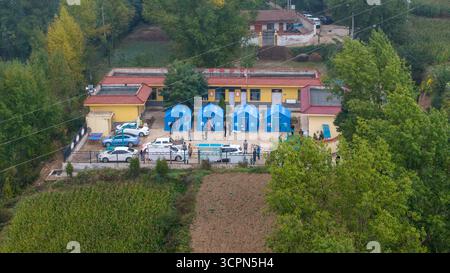 Longxi. 27 septembre 2025. Une photo de drone aérien prise le 27 septembre 2025 montre des tentes dans le village de Zhongshan de la ville de Wenfeng dans le comté de Longxi, ville de Dingxi, province du Gansu au nord-ouest de la Chine. Un tremblement de terre de magnitude 5,6 a frappé le comté de Longxi dans la ville de Dingxi, dans la province du Gansu, au nord-ouest de la Chine, samedi à 5h49, selon le China Earthquake Networks Center (CENC). Les opérations de sauvetage sont menées de manière bien organisée, les secours d'urgence et les secours en cas de catastrophe étant envoyés dans les zones touchées par le séisme. Crédit : Lang Bingbing/Xinhua/Alamy Live News Banque D'Images