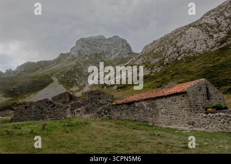 Vieilles cabanes de bergers à Invernales de Texu, Picos de Europa National Park, Sotres, Cabrales, Asturies, Espagne Banque D'Images
