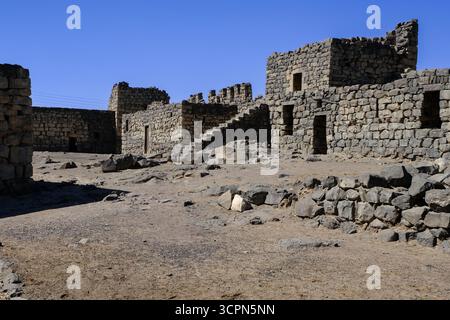 L'ancien château d'Azraq (Qasr al-Azraq) en soleil flamboyant dans le paysage désertique jordanien aride Banque D'Images