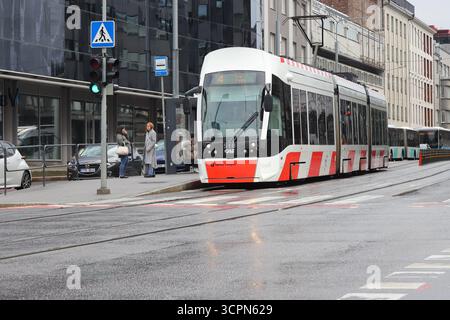Tallinn, Estonie - 29 août 2025 : un tramway CAF bi-articulé sur la ligne 4 dans le centre-ville de Tallinn sous la pluie. Banque D'Images