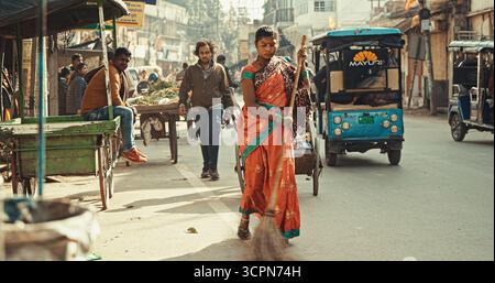 Varanasi, Inde. Femme indienne de caste intouchable balayant la rue. Caste des intouchables. Panchama Varna. Dalit signifiant brisé ou dispersé. Social Banque D'Images