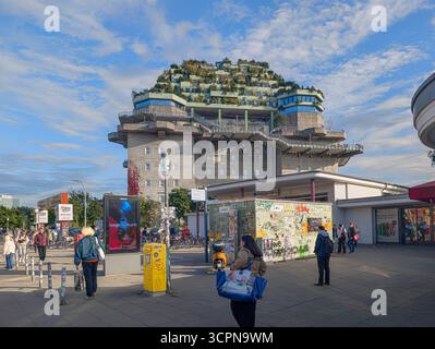 Hambourg, Allemagne. 26 septembre 2025. Vue sur le Green Bunker sur Heiliggeistfeld avec la superstructure comprenant le jardin sur le toit, le restaurant et l'hôtel. Crédit : Markus Scholz/dpa/Alamy Live News Banque D'Images