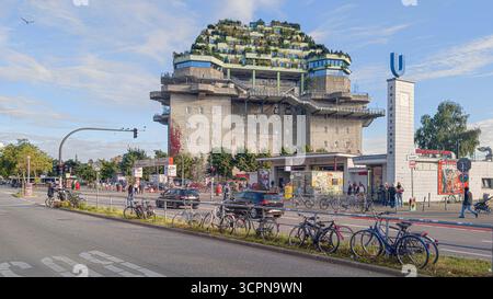 Hambourg, Allemagne. 26 septembre 2025. Vue sur le Green Bunker sur Heiliggeistfeld avec la superstructure comprenant le jardin sur le toit, le restaurant et l'hôtel. Crédit : Markus Scholz/dpa/Alamy Live News Banque D'Images