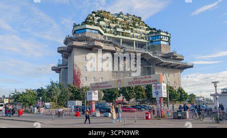 Hambourg, Allemagne. 26 septembre 2025. Vue sur le Green Bunker sur Heiliggeistfeld avec la superstructure comprenant le jardin sur le toit, le restaurant et l'hôtel. Crédit : Markus Scholz/dpa/Alamy Live News Banque D'Images