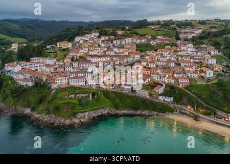 Vue aérienne du charmant village de pêcheurs de Lastres dans la région des Asturies au crépuscule, au nord de l'Espagne. Une belle ville côtière nichée sur une colline Banque D'Images