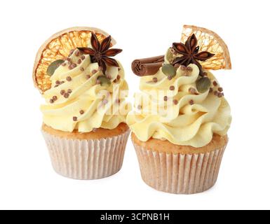 Délicieux cupcakes avec des saupoudrons et des épices isolés sur blanc. Ambiance automnale Banque D'Images
