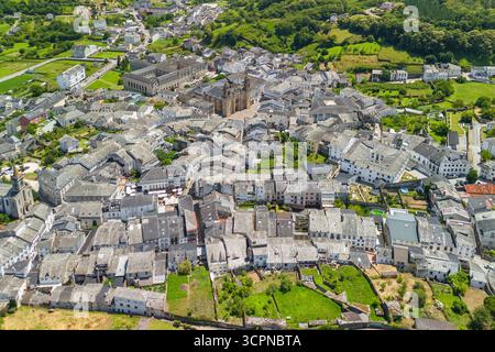 Vue aérienne de Mondonedo, province de Lugo, Galice, Espagne. Vieille ville avec la Cathédrale Basilique de la Vierge de l'Assomption et bâtiments historiques s. Banque D'Images