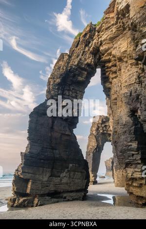 Arcs naturels de la plage Playa de Las Catedrales dans la région de Galice, au nord de l'Espagne. Belles formations de falaises sur la célèbre plage de Cathedral Beach, Cantabrie Banque D'Images
