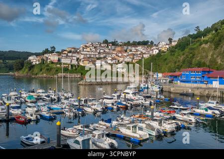 Vue aérienne du charmant village de pêcheurs de Lastres dans la région des Asturies, au nord de l'Espagne. Une belle ville côtière nichée sur une colline surplombant Banque D'Images