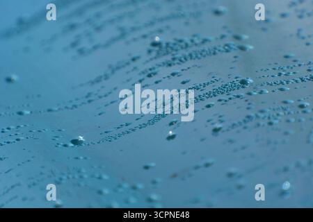 Eau condensée sur la feuille plastique bleue Banque D'Images