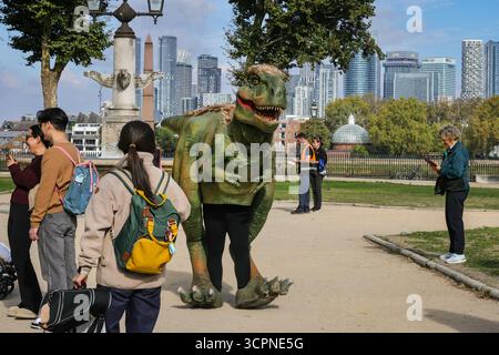 Londres, Royaume-Uni. 27 septembre 2025. Un T-Rex errant sur le terrain. Des personnages emblématiques s'emparent des terrains du Old Rotal Nanal College, de la salle peinte et des cours intérieures, dans le cadre d'une célébration cinématographique Film100 et d'une tentative de record du monde Guinness pour le plus grand nombre de personnes déguisées en personnages de télévision et de cinéma réunis. Le film marque 100 ans de réalisation sur place pour le Old Royal Naval College et les studios Elstree. Crédit : Imageplotter/Alamy Live News Banque D'Images