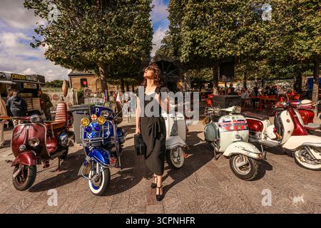 london UK Kings Cross London 24 septembre 2025 Ian Hingle et Aimee Casey avec une Cadillac Series 62 Club coupé verte 1949. La promotion du Royal Ballet & Opera ouvre ses archives de costumes et accessoires à vendre lors de la 10ème édition de Classic car Boot Sale à King's Cross les samedi 27 et dimanche 28 septembre 2025.Paul Quezada-Neiman/Alamy Live News Credit : Paul Quezada-Neiman/Alamy Live News Banque D'Images