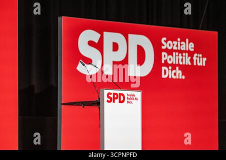 Landshut, Allemagne. 27 septembre 2025. Un pupitre vide à la conférence du parti SPD Bavière. Crédit : Armin Weigel/dpa/Alamy Live News Banque D'Images
