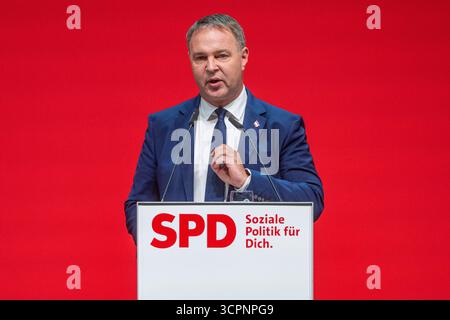 Landshut, Allemagne. 27 septembre 2025. Andreas Babler (SPÖ), vice-chancelier autrichien, intervient lors de la conférence régionale du parti SPD en Bavière. Crédit : Armin Weigel/dpa/Alamy Live News Banque D'Images