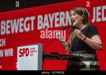 Landshut, Allemagne. 27 septembre 2025. Ronja Endres, présidente d'État du SPD bavarois, intervient lors de la conférence d'État du SPD en Bavière. Crédit : Armin Weigel/dpa/Alamy Live News Banque D'Images
