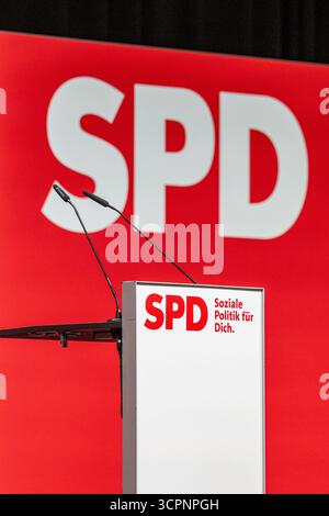 Landshut, Allemagne. 27 septembre 2025. Un pupitre vide à la conférence du parti SPD Bavière. Crédit : Armin Weigel/dpa/Alamy Live News Banque D'Images