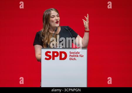 Landshut, Allemagne. 27 septembre 2025. Ronja Endres, présidente d'État du SPD bavarois, intervient lors de la conférence d'État du SPD en Bavière. Crédit : Armin Weigel/dpa/Alamy Live News Banque D'Images
