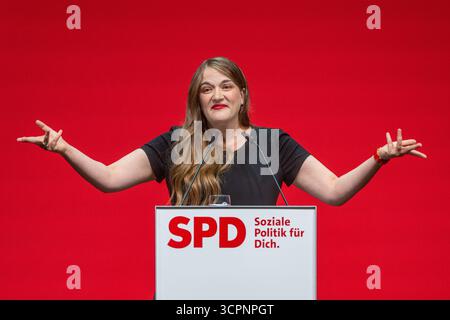 Landshut, Allemagne. 27 septembre 2025. Ronja Endres, présidente d'État du SPD bavarois, intervient lors de la conférence d'État du SPD en Bavière. Crédit : Armin Weigel/dpa/Alamy Live News Banque D'Images