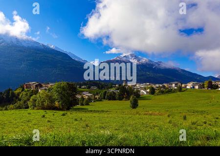 Automne à Aussois, petite station de ski de la Maurienne, Parc National de la Vanoise, Sud de la France, France, Français Banque D'Images