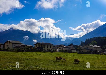 Automne à Aussois, petite station de ski de la Maurienne, Parc National de la Vanoise, Sud de la France, France, Français Banque D'Images