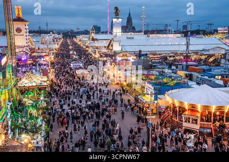 Oktoberfest 2025, München leuchtet, Blick vom Riesenrad über die Festwiese, Großer Andrang am Freitagabend, München, 26. Septembre 2025 Deutschland, München, septembre 2025, München leuchtet, Blick vom Riesenrad über die Festwiese mit Bierzelten und Fahrgeschäften, die Lichter des Oktoberfests leuchten in den Münchner Abendhimmel, viele Wiesnbesucher genießen den Freitagabend auf der Festwiese, trotz wechselhaftem und etwas zu kaltem Wiesnwetter, Himmel bedeckt, typisch, Volksest, baychenersest, Bayern, *** Oktoberfest 2025, Munich brille, vue de la grande roue sur le Festwiese, Banque D'Images