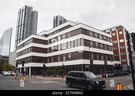 Londres, Angleterre, Royaume-Uni. 27 septembre 2025. Vue extérieure de l'hôtel Thistle City Barbican, où les demandeurs d'asile sont actuellement hébergés. Un homme de 64 ans a été arrêté pour un incendie criminel présumé dans l'intention de mettre sa vie en danger après qu'un incendie a éclaté à l'hôtel. (Crédit image : © Vuk Valcic/ZUMA Press Wire) USAGE ÉDITORIAL SEULEMENT ! Non destiné à UN USAGE commercial ! Banque D'Images