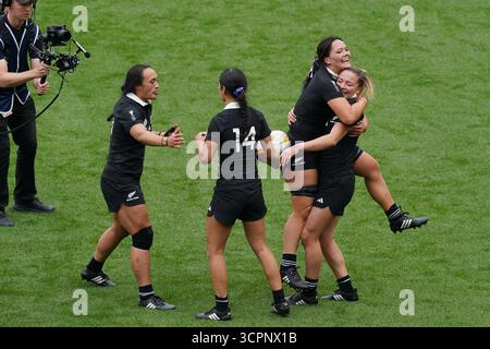 La néo-zélandaise Renee Holmes (à droite) célèbre avoir marqué la 3e tentative de son équipe lors de la finale de bronze de la Coupe du monde de rugby féminin au stade Allianz de Londres. Date de la photo : samedi 27 septembre 2025. Banque D'Images