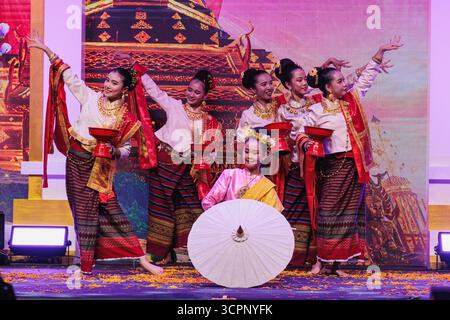 Bangkok, Thaïlande. 25 septembre 2025. Des artistes interprètes vus jouer la danse du nord de la Thaïlande dans le temple de Sutat pendant le Festival culturel thaïlandais. La danse Khon est un art de la scène qui combine des éléments musicaux, vocaux, littéraires, de danse, rituels et artisanaux. Crédit : SOPA images Limited/Alamy Live News Banque D'Images