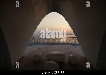 Vue sur le coucher du soleil de Dubaï depuis le front de mer du port de dubaï Creek avec arche et sièges, infrastructures publiques de classe mondiale et espaces à Dubaï Banque D'Images
