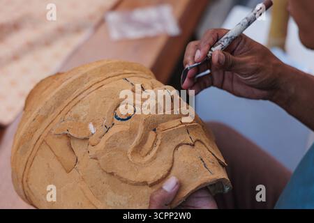 Bangkok, Thaïlande. 25 septembre 2025. Le masque de Khon vu dans le temple de Sutat (Wat Suthat) pendant le Festival culturel thaïlandais. La danse Khon est un art de la scène qui combine des éléments musicaux, vocaux, littéraires, de danse, rituels et artisanaux. (Photo de Varuth Pongsapipatt/SOPA images/SIPA USA) crédit : SIPA USA/Alamy Live News Banque D'Images