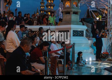Bangkok, Thaïlande. 25 septembre 2025. Les gens assistent au spectacle de danse Khon dans le temple de Sutat (Wat Suthat) pendant le Festival culturel thaïlandais. La danse Khon est un art de la scène qui combine des éléments musicaux, vocaux, littéraires, de danse, rituels et artisanaux. (Photo de Varuth Pongsapipatt/SOPA images/SIPA USA) crédit : SIPA USA/Alamy Live News Banque D'Images