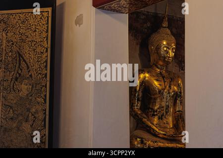 Bangkok, Thaïlande. 25 septembre 2025. Une statue de Bouddha vue dans le temple de Sutat (Wat Suthat). La danse Khon est un art de la scène qui combine des éléments musicaux, vocaux, littéraires, de danse, rituels et artisanaux. (Photo de Varuth Pongsapipatt/SOPA images/SIPA USA) crédit : SIPA USA/Alamy Live News Banque D'Images