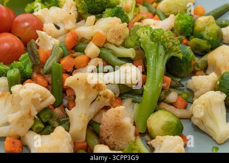 Gros plan de légumes mélangés avec brocoli chou-fleur choux de bruxelles carottes et haricots verts servis dans une assiette saine nourriture végétarienne et végétalienne conc Banque D'Images