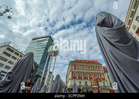 Zagreb, Croatie. 27 septembre 2025. Une performance artistique publique faisant référence à la performance de Aparición de l'artiste guatémaltèque Regina José Galindo a eu lieu sur la place Ban Josip Jelacic, à Zagreb, le 27 septembre 2025, Croatie crédit : Pixsell/Alamy Live News Banque D'Images