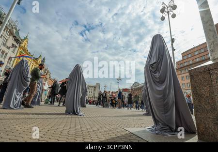 Zagreb, Croatie. 27 septembre 2025. Une performance artistique publique faisant référence à la performance de Aparición de l'artiste guatémaltèque Regina José Galindo a eu lieu sur la place Ban Josip Jelacic, à Zagreb, le 27 septembre 2025, Croatie crédit : Pixsell/Alamy Live News Banque D'Images