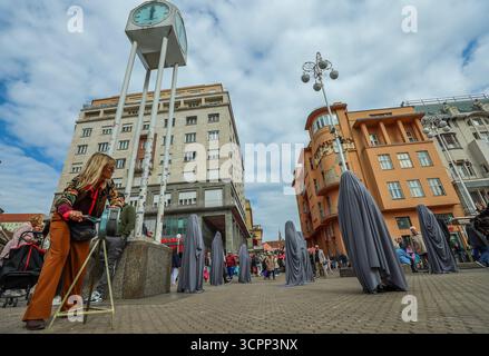 Zagreb, Croatie. 27 septembre 2025. Une performance artistique publique faisant référence à la performance de Aparición de l'artiste guatémaltèque Regina José Galindo a eu lieu sur la place Ban Josip Jelacic, à Zagreb, le 27 septembre 2025, Croatie crédit : Pixsell/Alamy Live News Banque D'Images