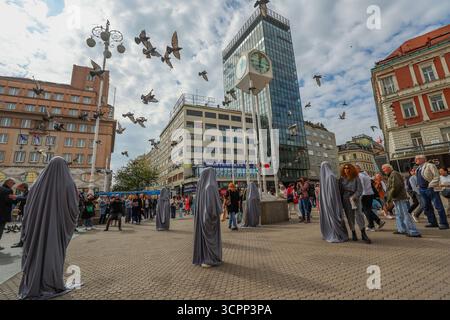 Zagreb, Croatie. 27 septembre 2025. Une performance artistique publique faisant référence à la performance de Aparición de l'artiste guatémaltèque Regina José Galindo a eu lieu sur la place Ban Josip Jelacic, à Zagreb, le 27 septembre 2025, Croatie crédit : Pixsell/Alamy Live News Banque D'Images