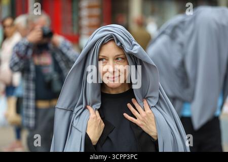Zagreb, Croatie. 27 septembre 2025. Une performance artistique publique faisant référence à la performance de Aparición de l'artiste guatémaltèque Regina José Galindo a eu lieu sur la place Ban Josip Jelacic, à Zagreb, le 27 septembre 2025, Croatie crédit : Pixsell/Alamy Live News Banque D'Images