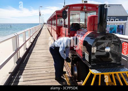 Le train à énergie solaire électrique le long de la jetée en bois du 19ème siècle de 1,841 km de long s'étendant dans l'océan Indien à Bussleton dans la région SW WA Banque D'Images