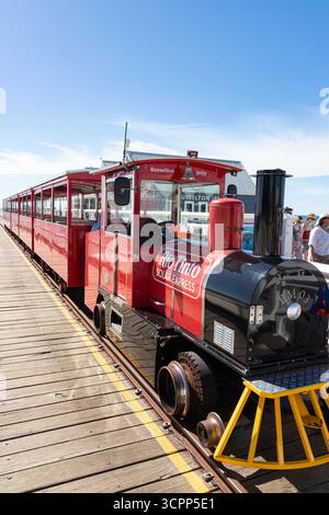 Le train à énergie solaire électrique le long de la jetée en bois du 19ème siècle de 1,841 km de long s'étendant dans l'océan Indien à Bussleton dans la région SW WA Banque D'Images