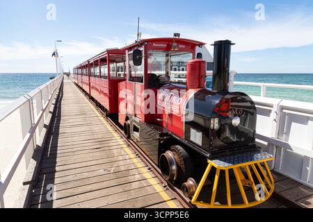 Le train à énergie solaire électrique le long de la jetée en bois du 19ème siècle de 1,841 km de long s'étendant dans l'océan Indien à Bussleton dans la région SW WA Banque D'Images