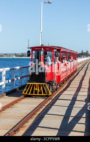 Le train à énergie solaire électrique le long de la jetée en bois du 19ème siècle de 1,841 km de long s'étendant dans l'océan Indien à Bussleton dans la région SW WA Banque D'Images
