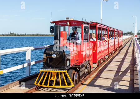 Le train à énergie solaire électrique le long de la jetée en bois du 19ème siècle de 1,841 km de long s'étendant dans l'océan Indien à Bussleton dans la région SW WA Banque D'Images