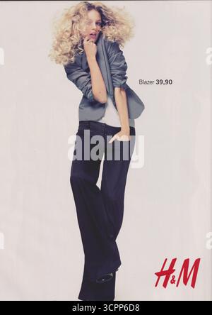 Affiche publicitaire H&M avec Anja Rubik dans le magazine papier de 2008, publicité, publicité créative Hennes & Mauritz des années 2000 Banque D'Images