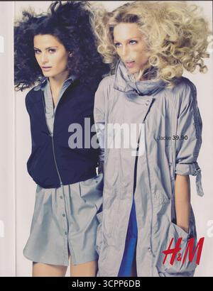 Affiche publicitaire H&M avec Anja Rubik dans le magazine papier de 2008, publicité, publicité créative Hennes & Mauritz des années 2000 Banque D'Images