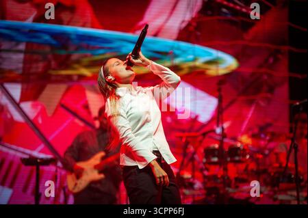 Barcelone, Espagne. 26 septembre 2025. À Barcelone, en Espagne, le 26 septembre 2025, la chanteuse catalane de pop urbaine Mushkaa donne le coup d’envoi de la nuit des concerts en plein air sur la plage de Bogatell pour le Festival la Merce 2025, dynamisant la foule du bord de mer avec son mélange de trap, pop et rythmes méditerranéens. (Photo de Charlie Perez/NurPhoto) crédit : NurPhoto SRL/Alamy Live News Banque D'Images