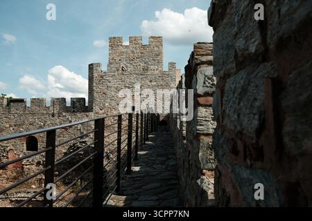 Passerelle entre les murs de la forteresse menant à une tour médiévale à la forteresse de Ram. Une destination touristique populaire dans le pays de Serbie. Banque D'Images