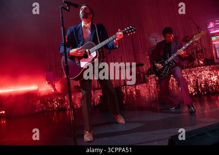 Londres, Royaume-Uni. 19 septembre 2025. Le chanteur Ben Schneider et le bassiste Miguel Briseño du groupe de rock indépendant américain Lord Huron jouent à Eventim Apollo Banque D'Images